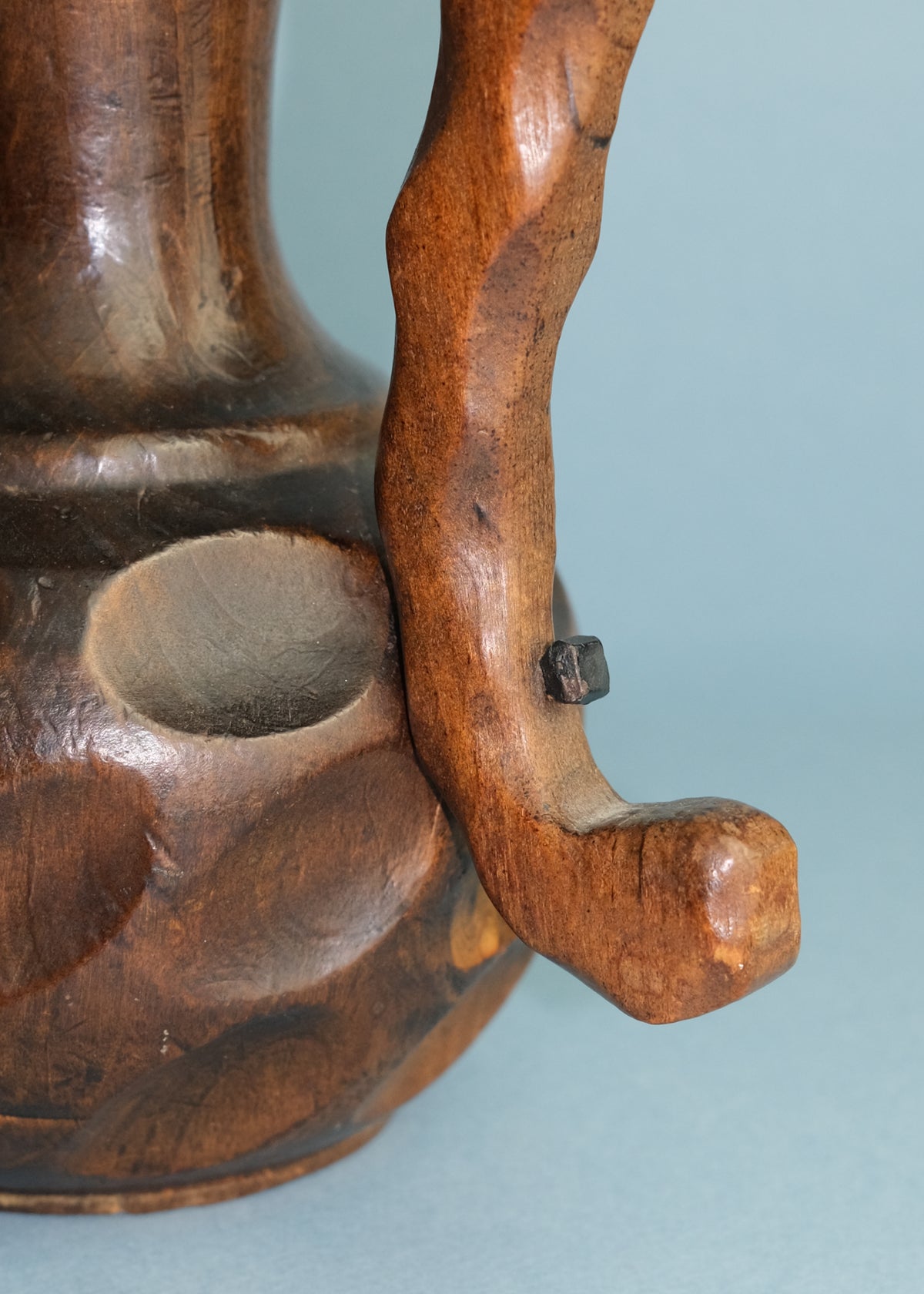 vase en bois sculpté