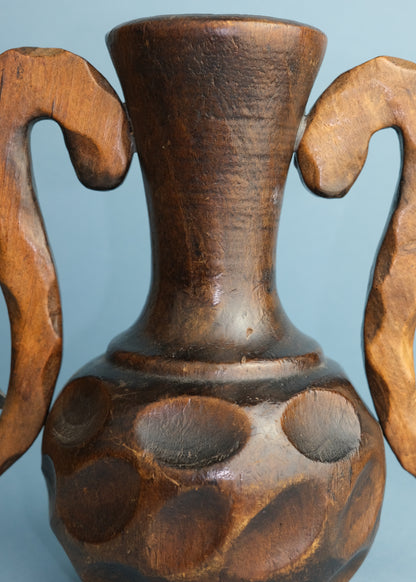 vase en bois sculpté
