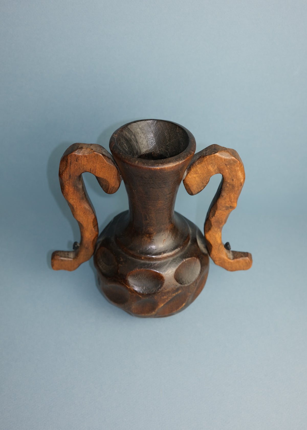 vase en bois sculpté