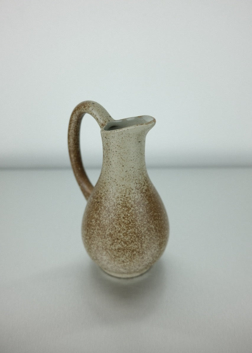 pichet en grès moucheté années 70