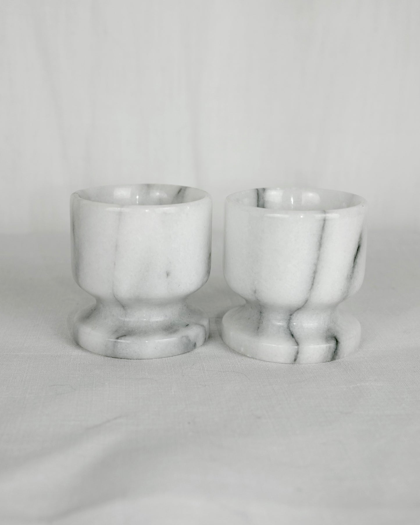 paire de coquetiers en marbre blanc & gris