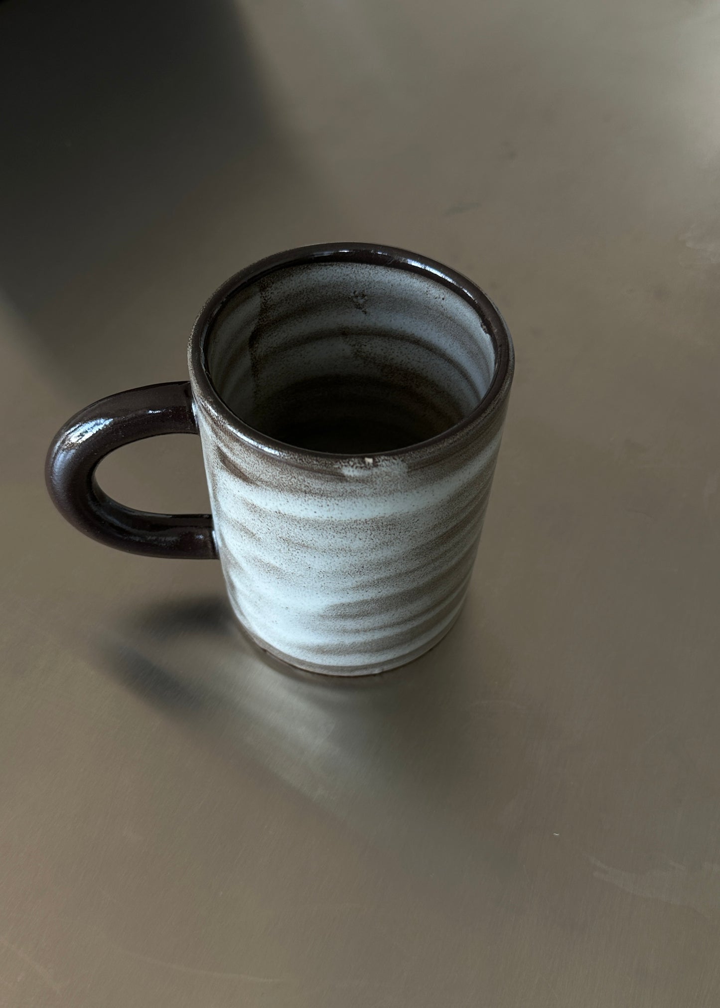 tasse en grès zébré marron