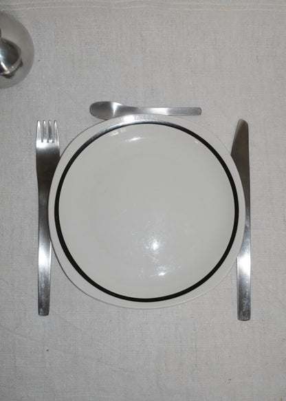 5 assiettes carrées noires et blanches