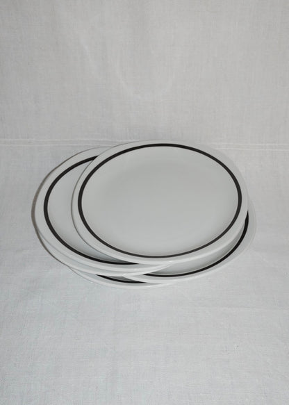 5 assiettes carrées noires et blanches